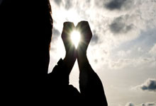 虎扑体育：[英超]凯帕出击失误 迪亚斯射门先下一城.